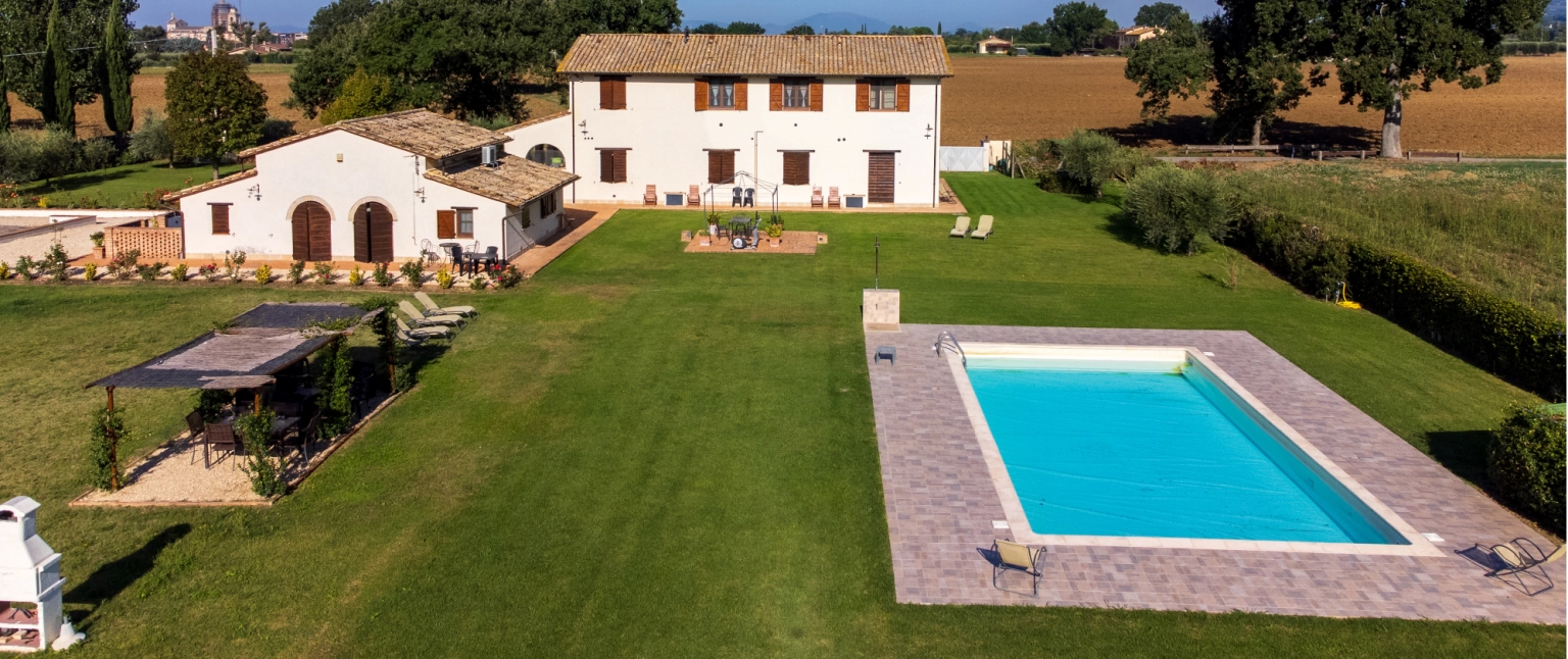 Casale con piscina ad Assisi